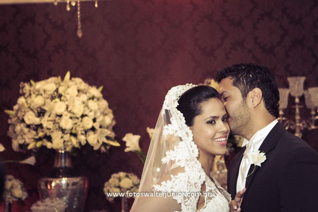 noivo beijando sua noiva